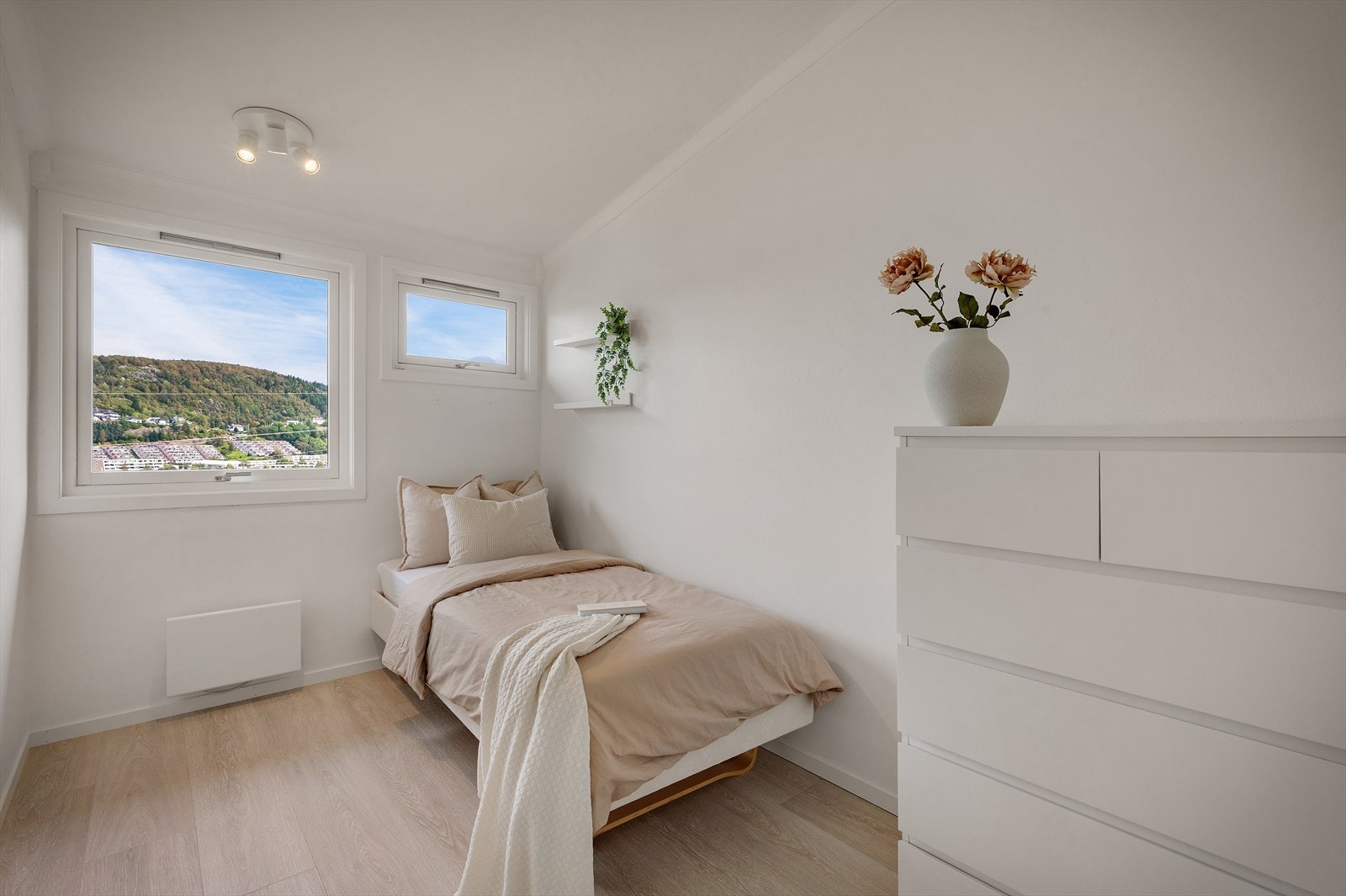 - Soverom 1 måler 8,2m² - Galleribilde