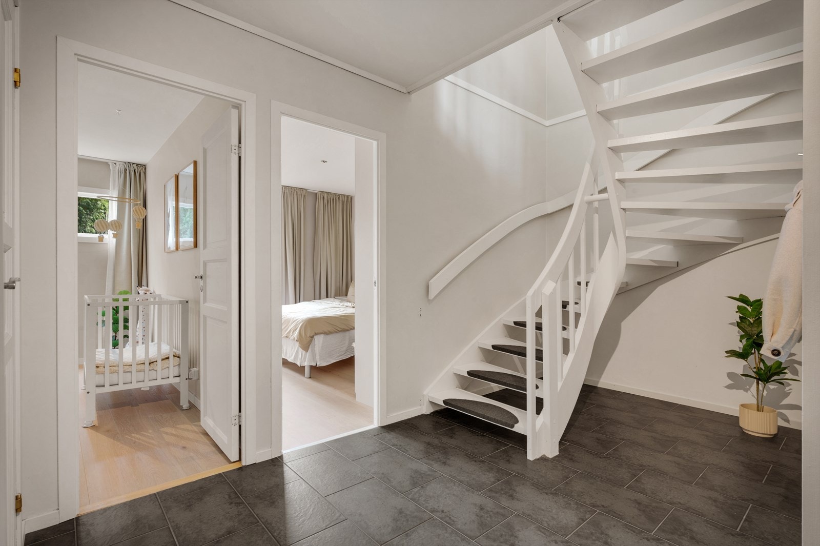 - Romslig gang på 12,4m² som knytter etasjens rom naturlig sammen - Galleribilde