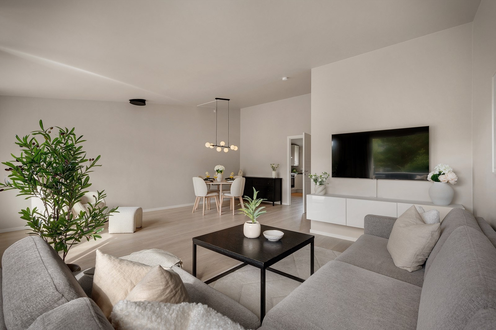 - Merk lettvegg ved trapp (ny i 2024) som bidrar til en naturlig soneinndeling for sofakroken - Galleribilde