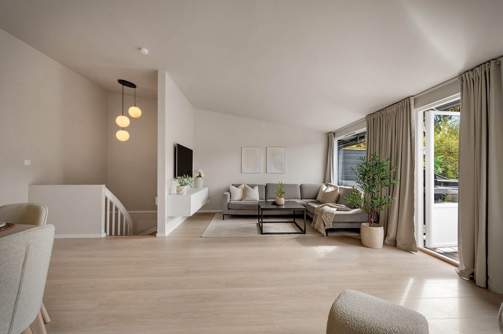 - Stuen måler 30,7m² og har store vindusflater som sørger for rikelig med verdifullt lysinnslipp. Kombinert med den generøse takhøyden får du en fantastisk, luftig romfølelse - Galleribilde