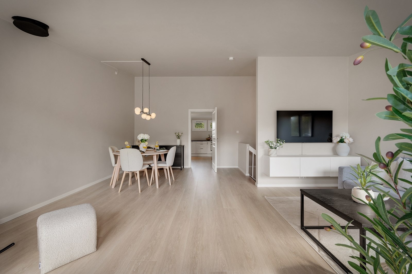 - Merk listefri overgang mellom vegger og tak, noe som sørger for et moderne og sømløst uttrykk - Galleribilde