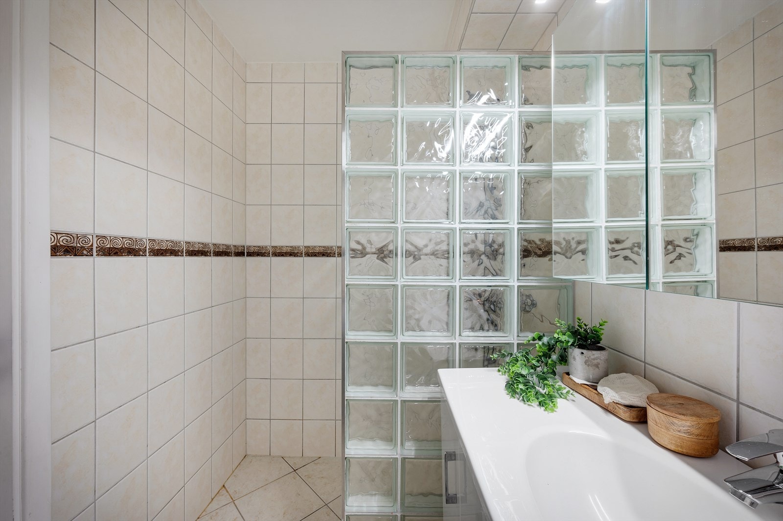 - Helfliset baderom med behagelig varme i gulv - Galleribilde