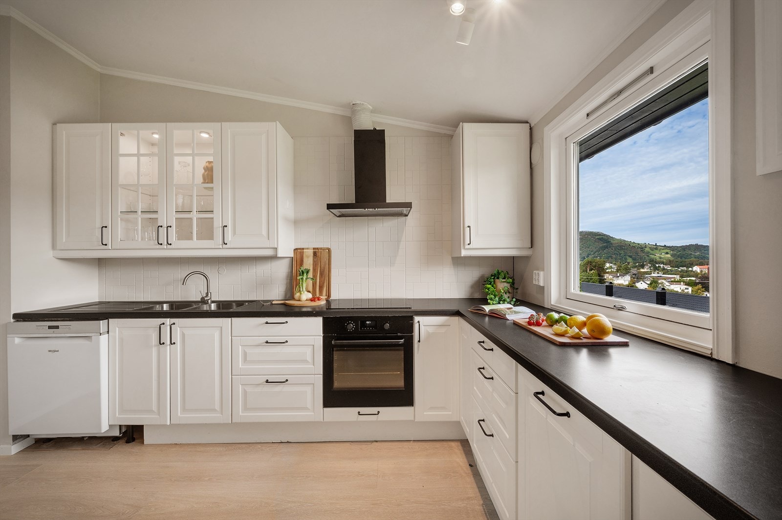 - Merk at både integrerte og frittstående hvitevarer på kjøkkenet medfølger handelen helt kostnadsfritt - Galleribilde