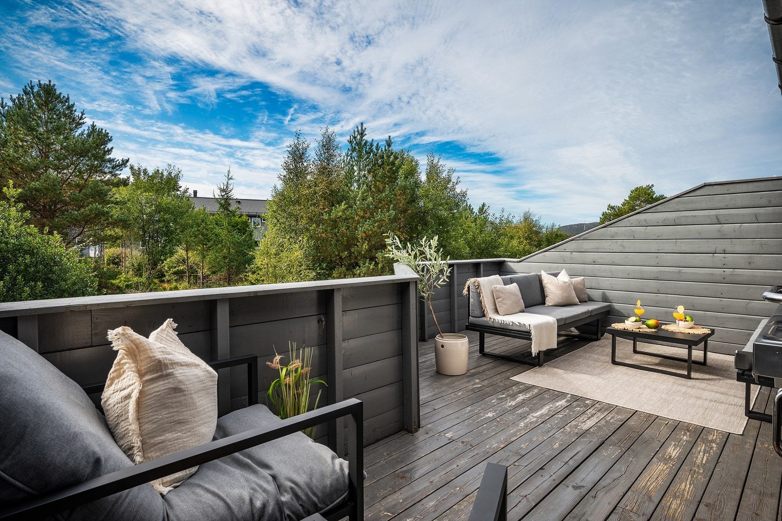 - Her kan du nyte særs gode solforhold fra ca. kl. 12-21 midtsommers (!) - Galleribilde