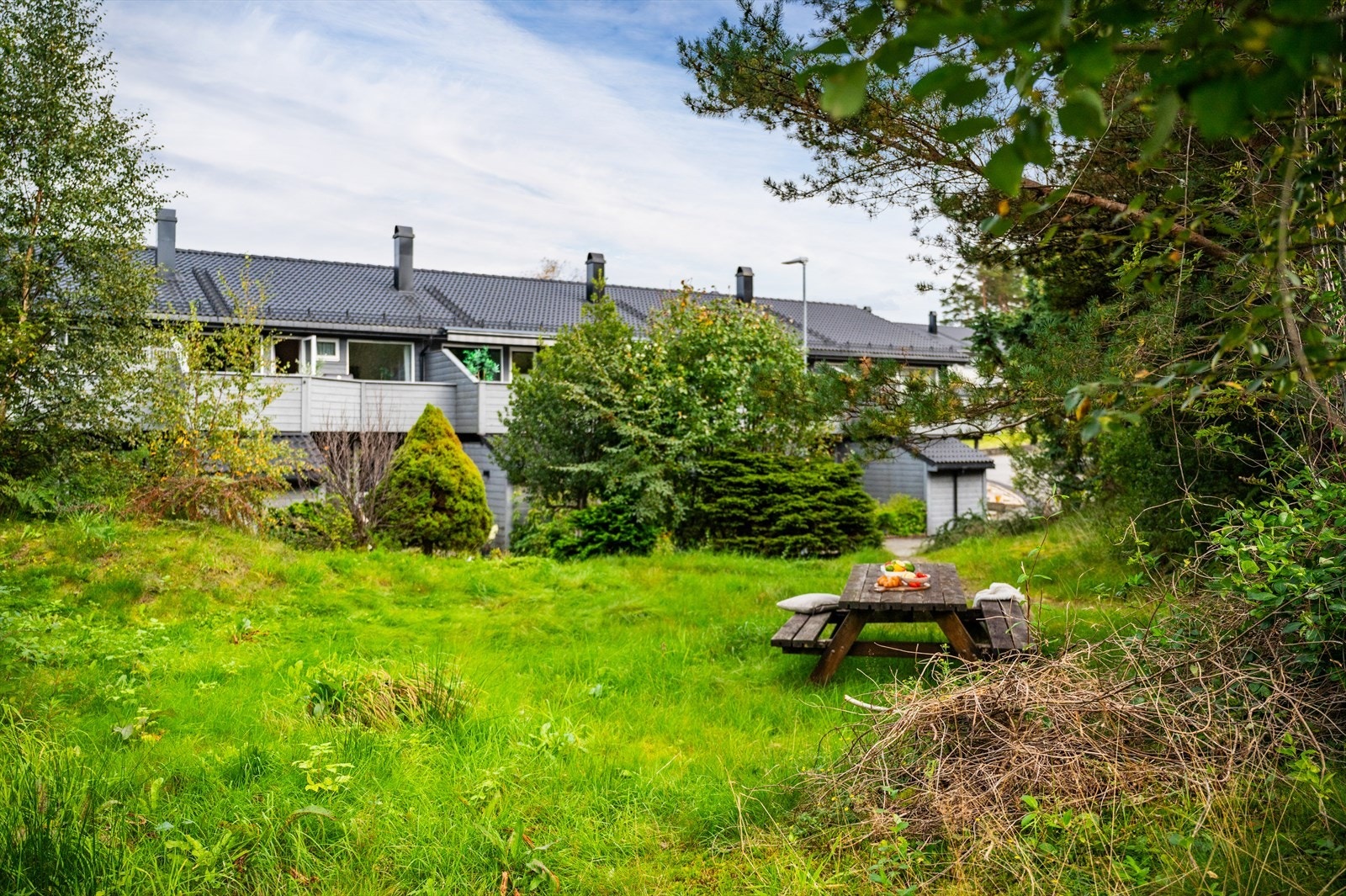 - Borettslaget har herlige grøntområder, lekeplasser og fotballbane til glede for både store og små - Galleribilde