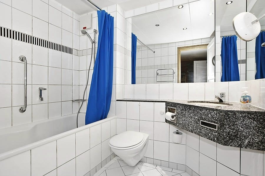 Flislagt bad med badekar Galleribilde