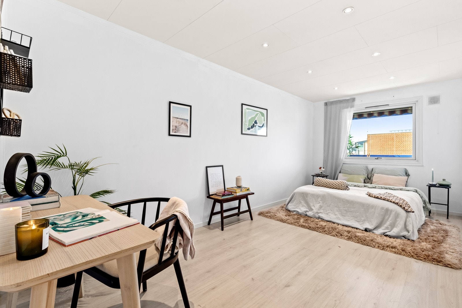 Hovedsoverommet er romslig med plass til både en komfortabel seng og et skrivebord Galleribilde