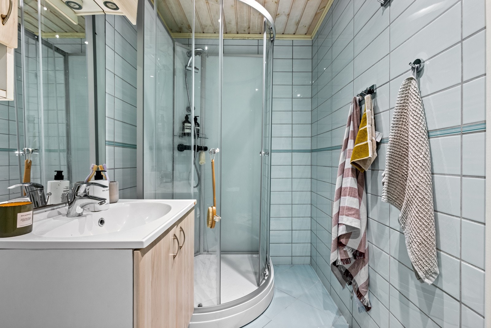 Baderommet er flislagt med gulvvarme for ekstra komfort. Galleribilde