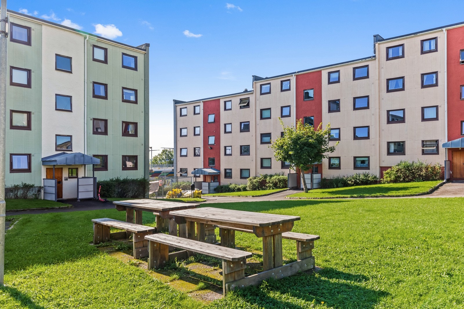 I borettslaget finner man flere hyggelige uteområder med sitteplasser. Galleribilde