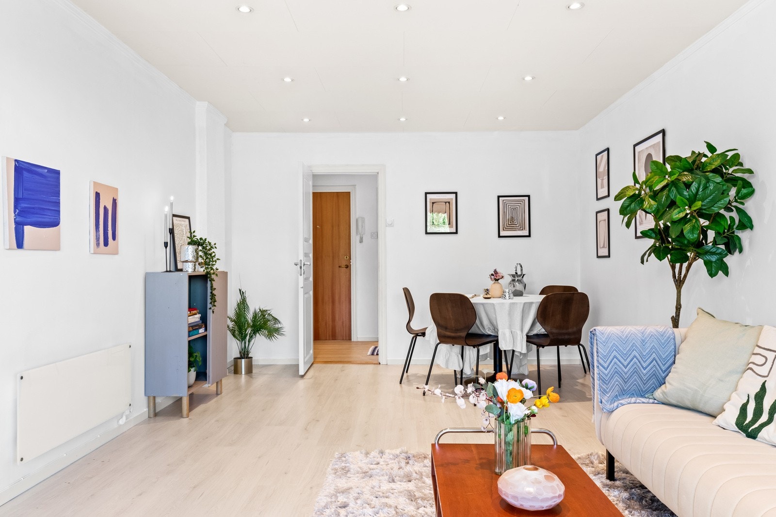 Stuen oppleves som meget lys gjennom de store vinduene. Galleribilde