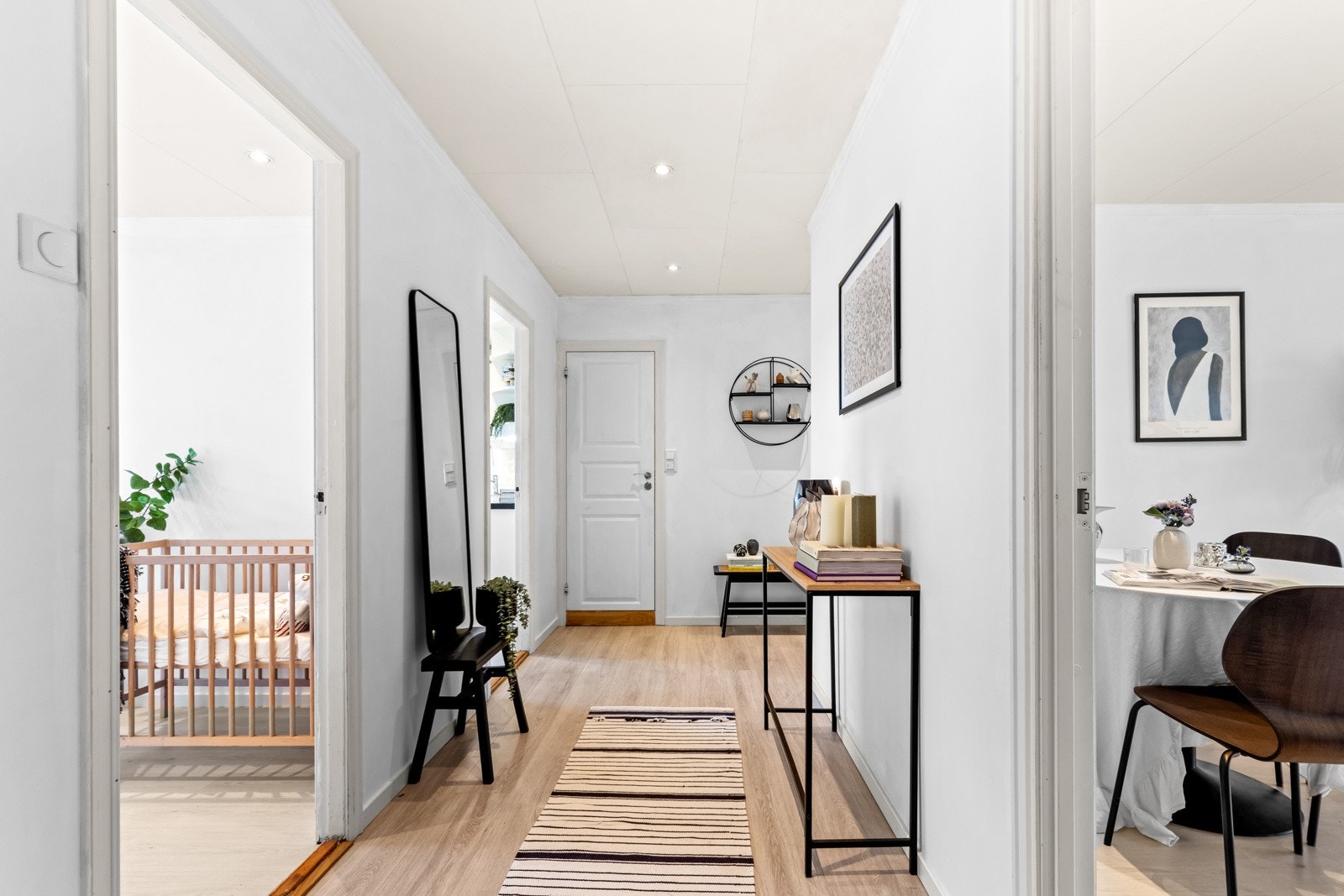 Her er det godt med plass til å sette opp garderobeskap eller dekorere med speil og annet tilbehør. Galleribilde