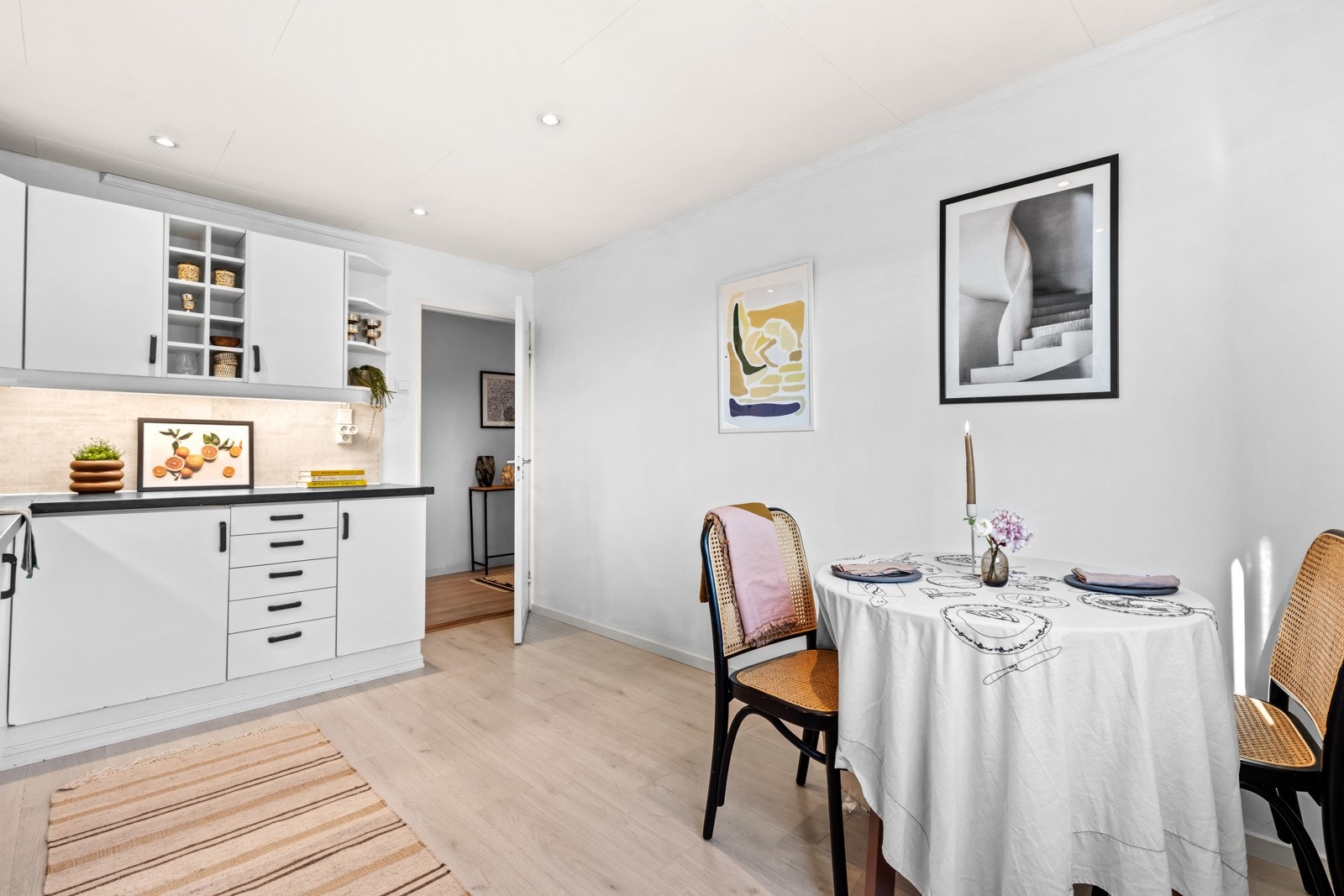 Med et separat kjøkken kan man lage middagen i fred og ro uten forstyrrelser. Galleribilde