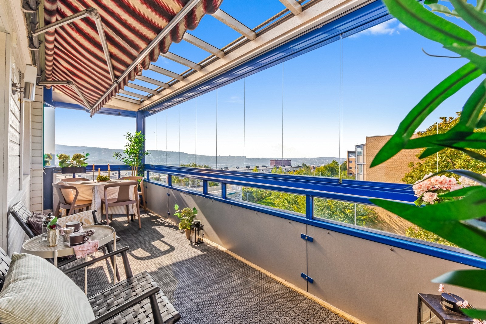 Balkongen er innglasset og romslig med sine ca. 13 m², noe som gir deg muligheten til å skape en lun uteplass uansett vær. Galleribilde