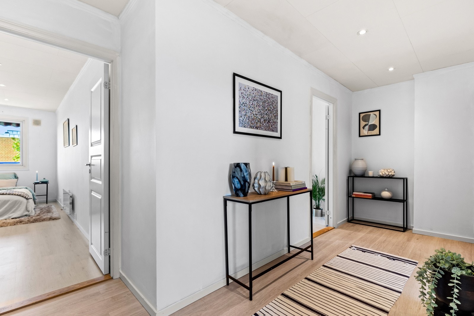 Gangen fungerer som et naturlig knutepunkt som fører til boligens øvrige rom, og gir et godt førsteinntrykk av hjemmet. Galleribilde