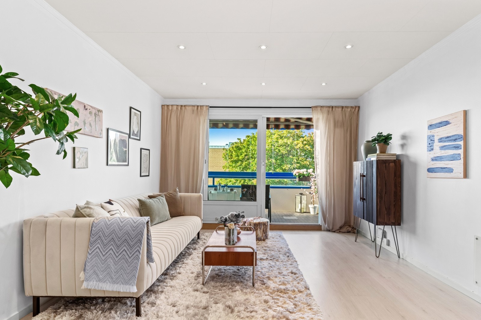 Store vinduer slipper inn naturlig lys, og fra stuen har du direkte utgang til en innglasset balkong, som forlenger oppholdsrommet og gir deg en deilig uteplass året rundt. Galleribilde