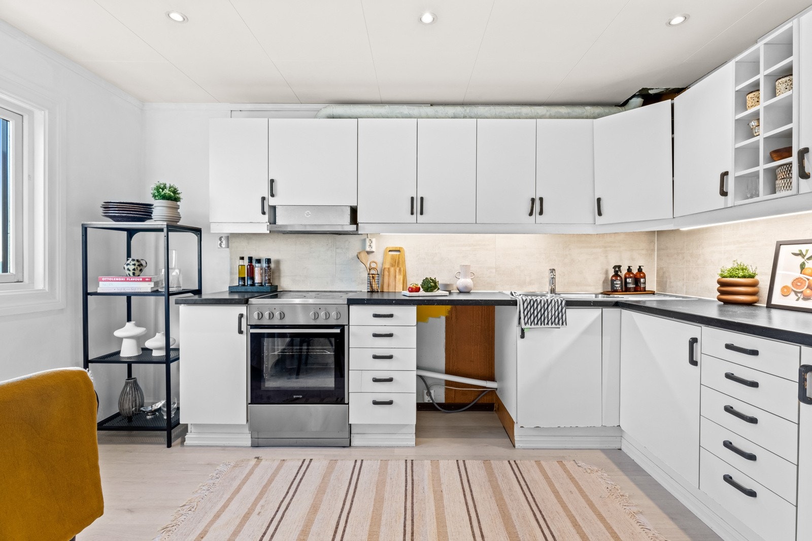 Kjøkkenet er utstyrt med hvitevarer som komfyr med platetopp. Galleribilde