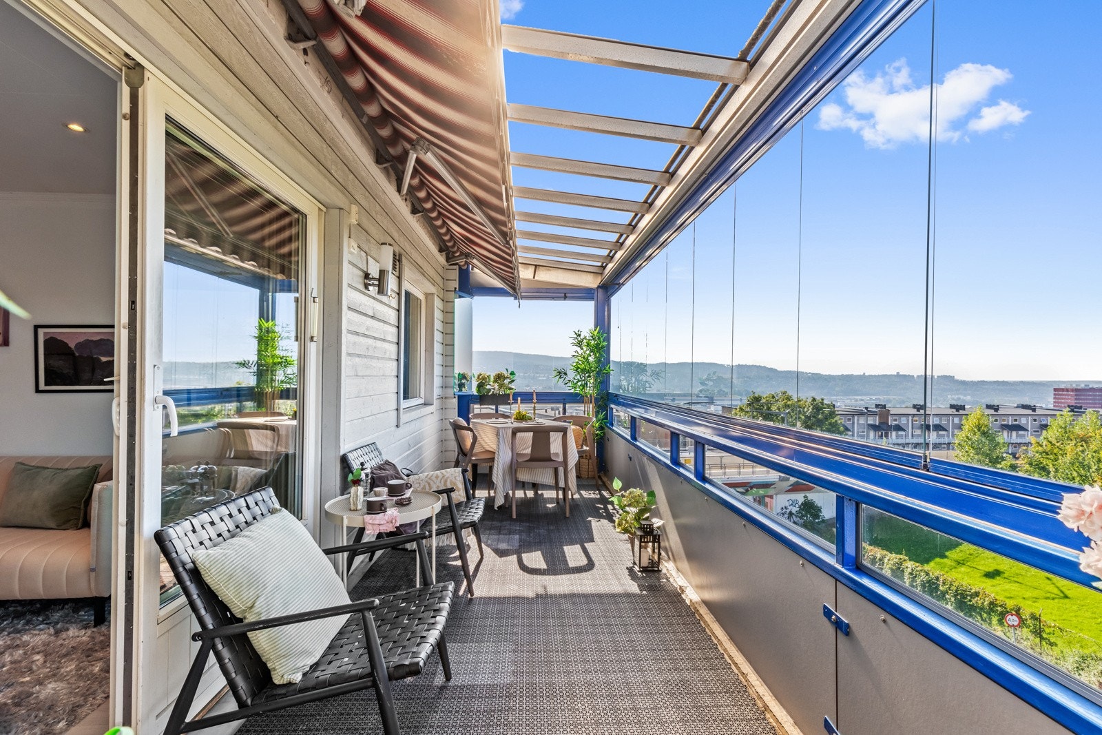 Dette er en lys og tiltalende 3-roms toppleilighet med en stor, innglasset balkong som byr på flott utsikt og ekstra bruksareal året rundt. Galleribilde