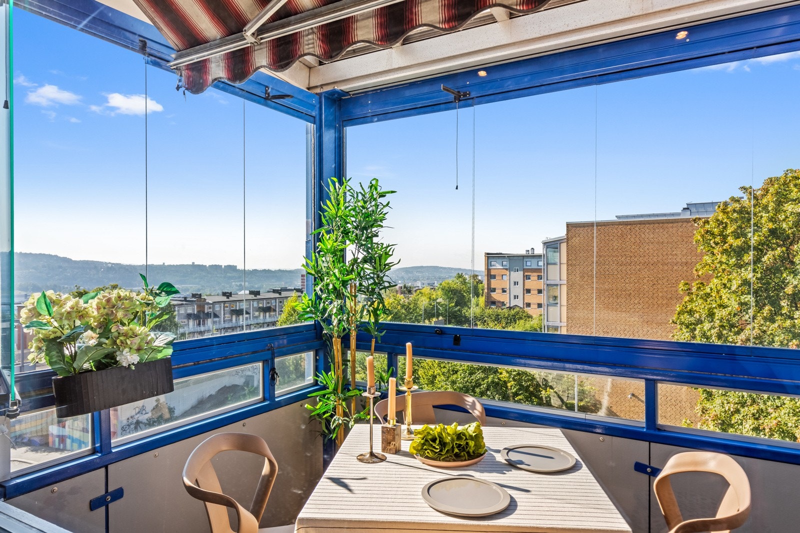 Balkongen kan enkelt innredes med utemøblement, og her kan man nyte hyggelige middager med familie og venner. Galleribilde