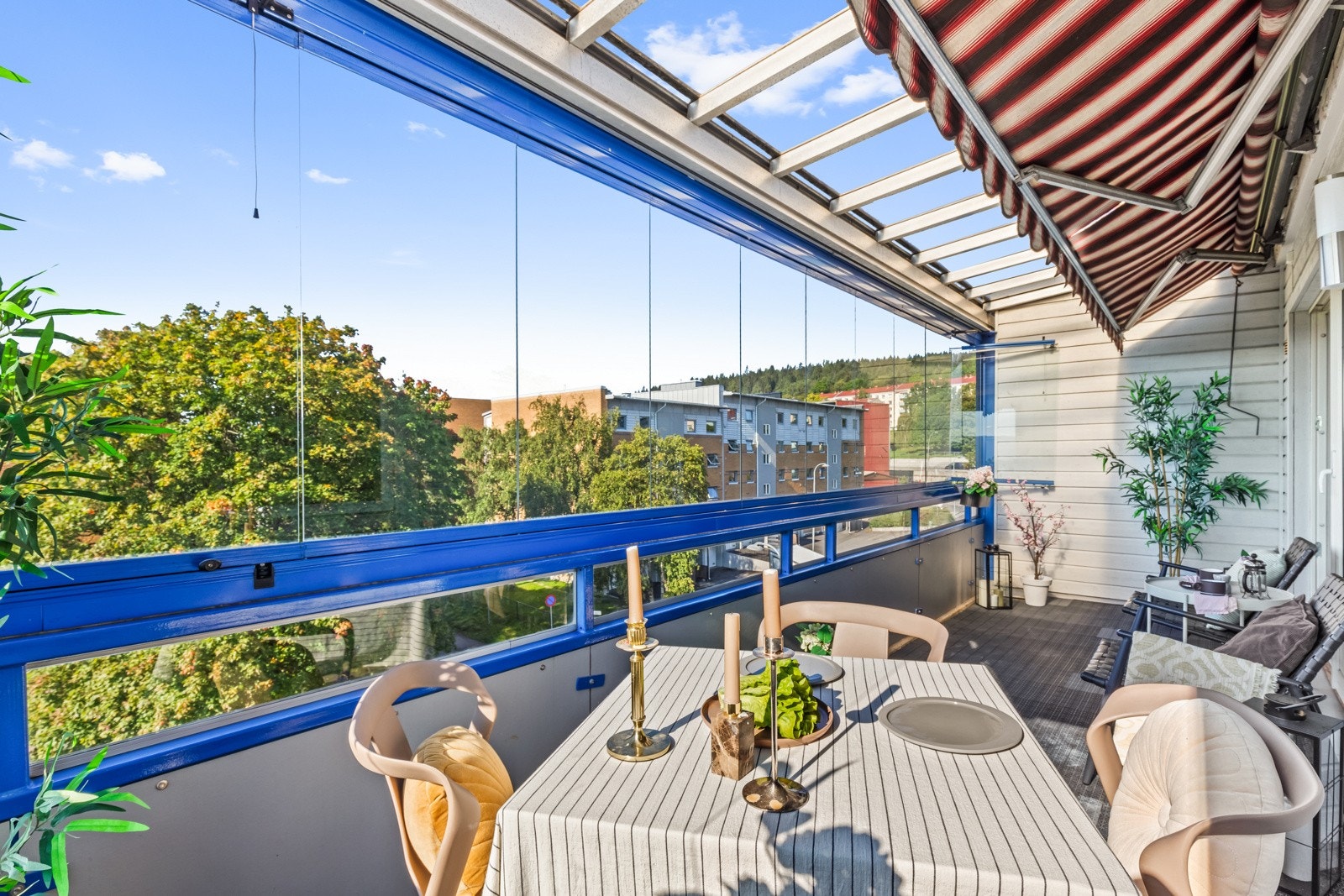 Her kan du nyte en hyggelig utsikt i rolige omgivelser, og balkongen er perfekt for avslapning med en god bok eller til å skape en liten, grønn oase. Galleribilde
