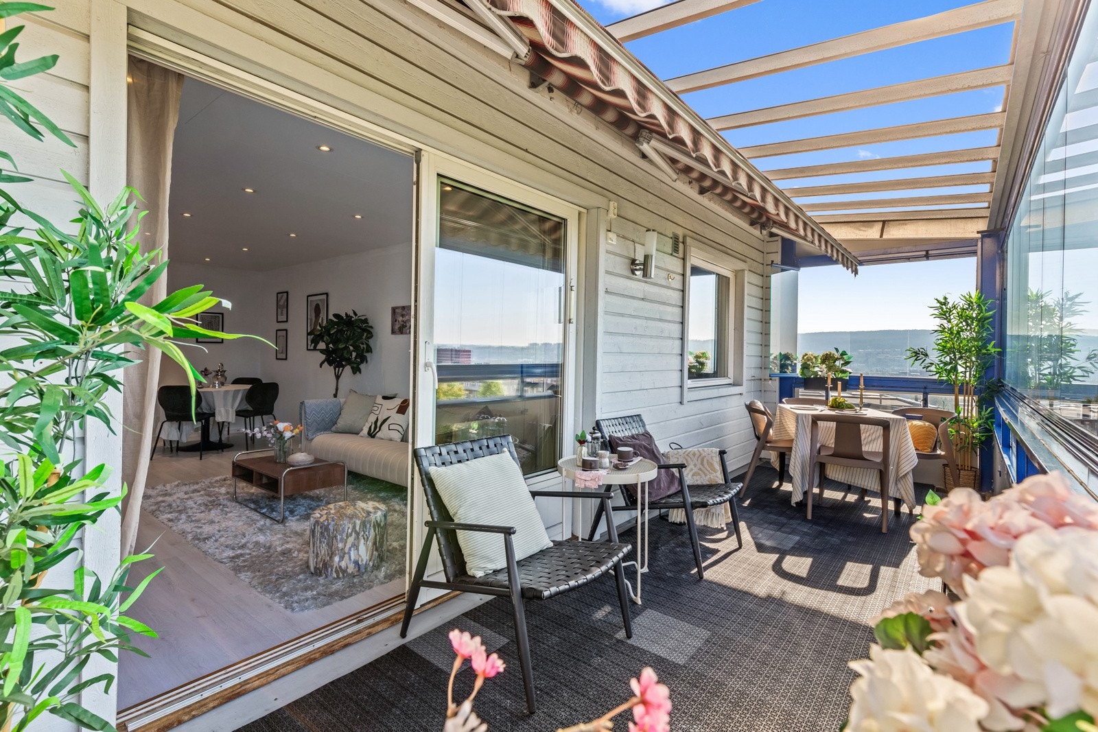 Balkongen har adkomst direkte fra stuen, noe som gir et naturlig og praktisk samspill mellom inne- og uterom. Galleribilde