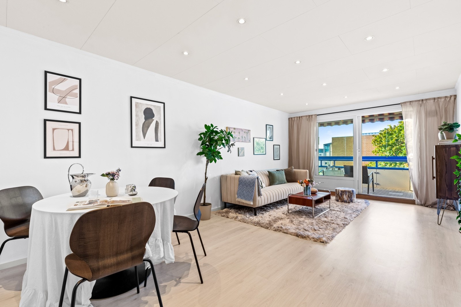 Stua er romslig, med rikelig plass til både sofagruppe, medievegg og spisestuemøblement. Galleribilde