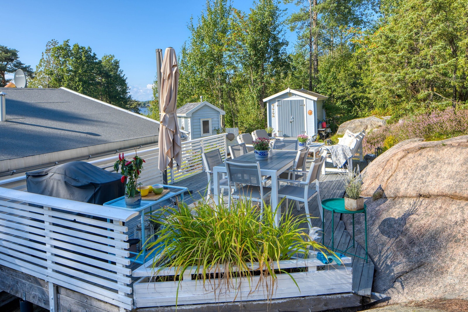 Lun og fin uteplass på baksiden, inn mot fjellet. Galleribilde