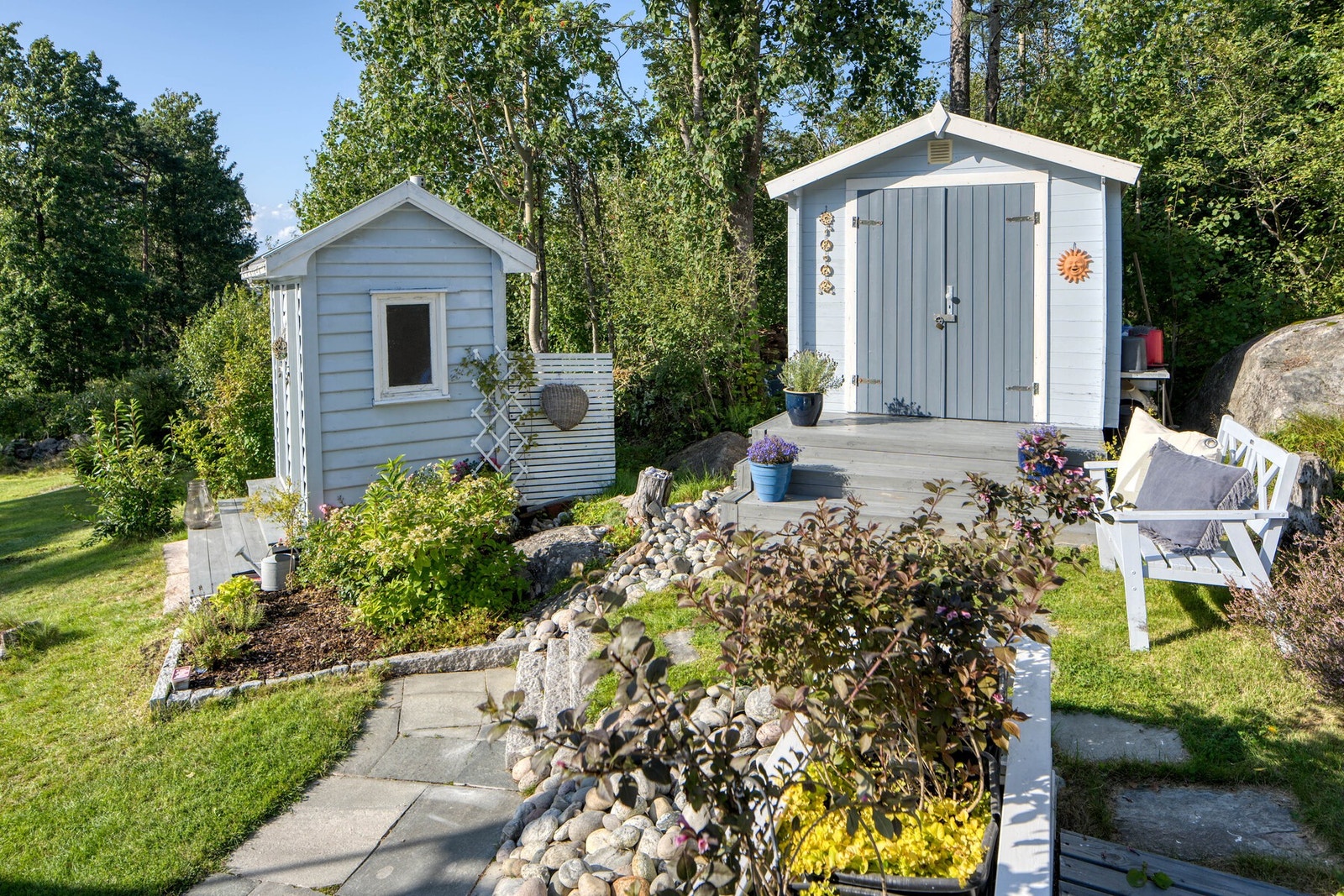 De to uthusene fungerer som ekstra overnattingsplasser og til oppbevaring. Galleribilde