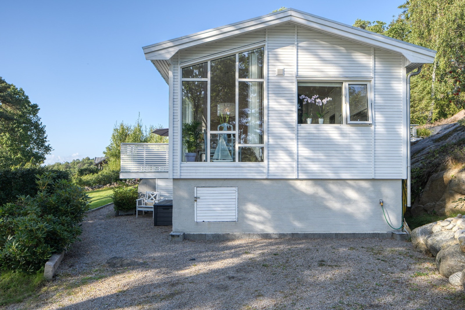 Fasade mot syd. Her er det montert el.-billader i kjelleren. Galleribilde