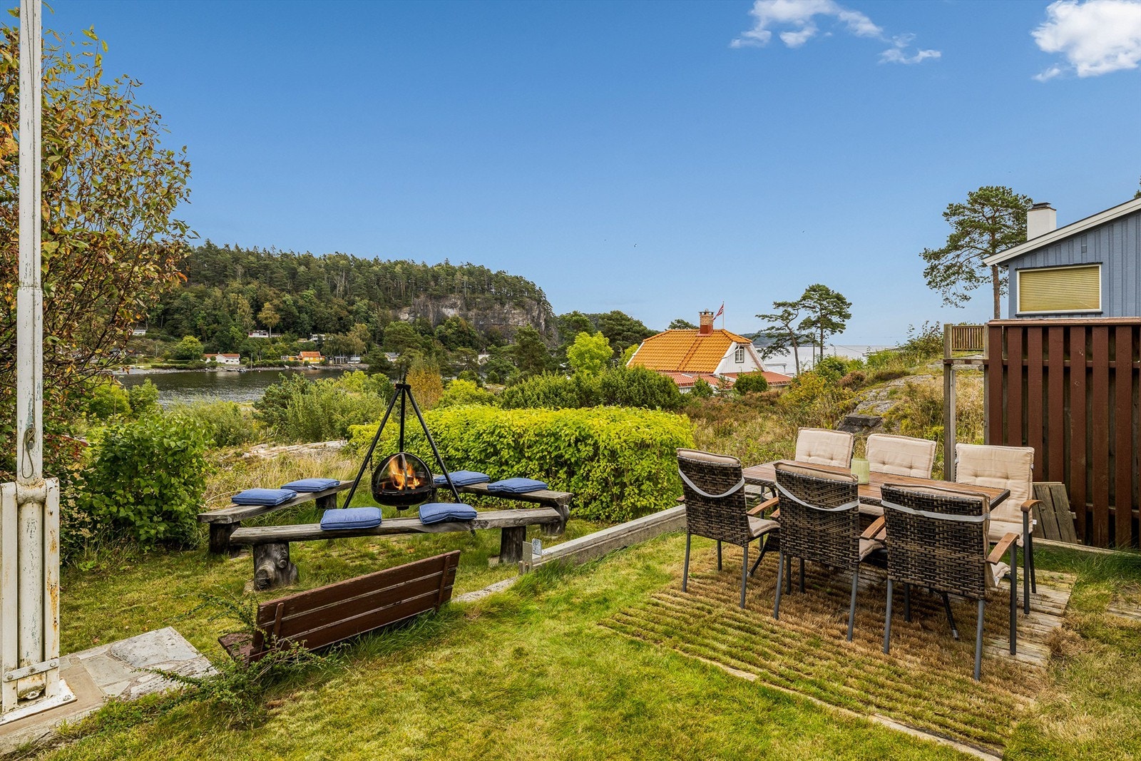 Hytta ligger på en liten kolle med utsikt utover sjøen. Galleribilde