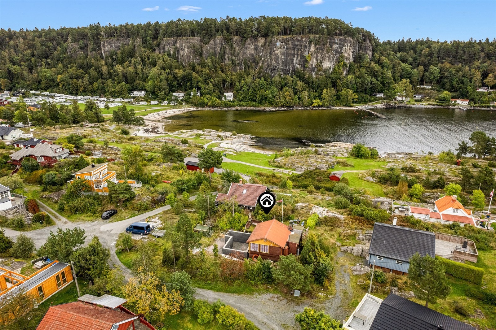 Hytta ligger fint til med umiddelbar nærhet til sjøen og fine badeplasser. Galleribilde