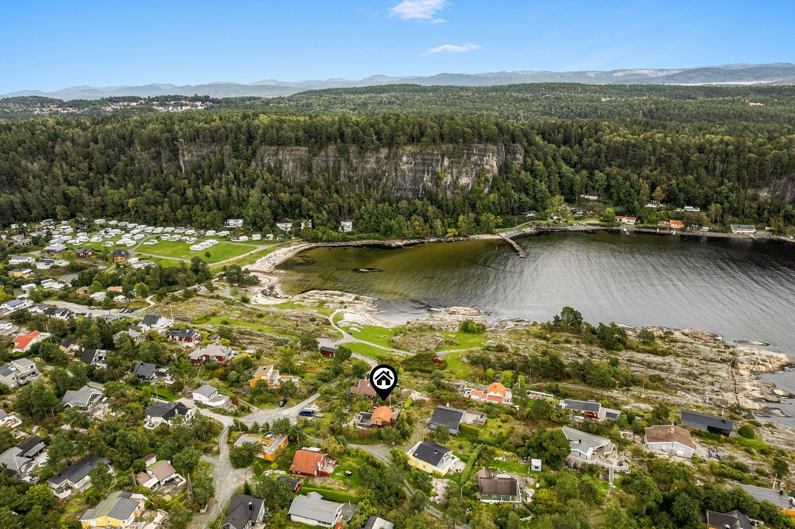 På Rognstranda er det fin sandstrand og sommeråpen liten butikk i tilknytning til campingplassen. Galleribilde