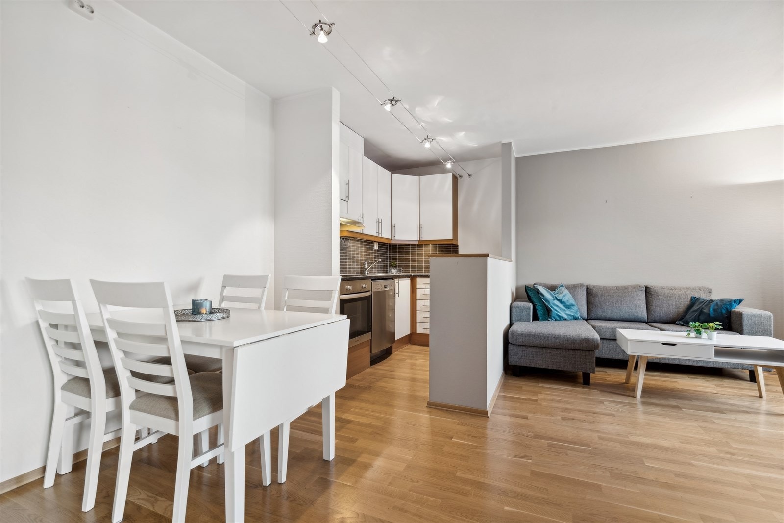 Leiligheten er også tilknyttet fjernvarme med vannbåren varme via radiatorer. Galleribilde