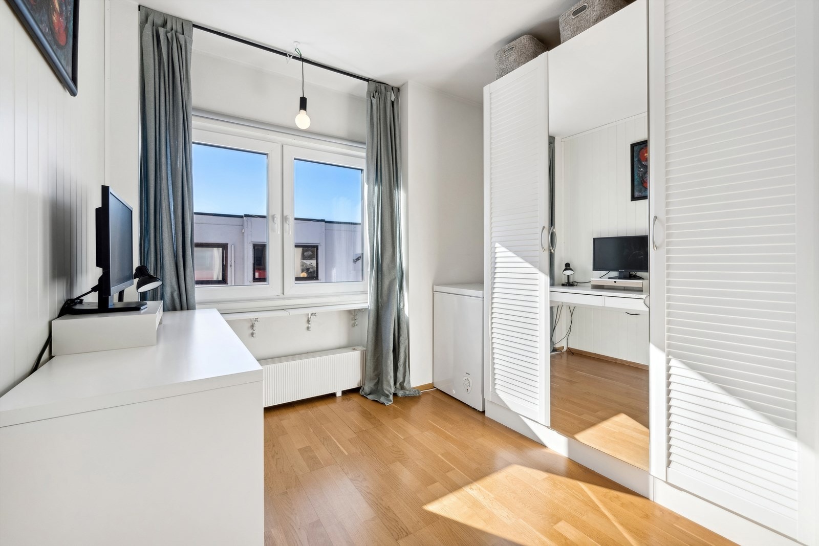 Soverom 2 av fin størrelse med plass til seng, nattbord og garderobeskap. Galleribilde