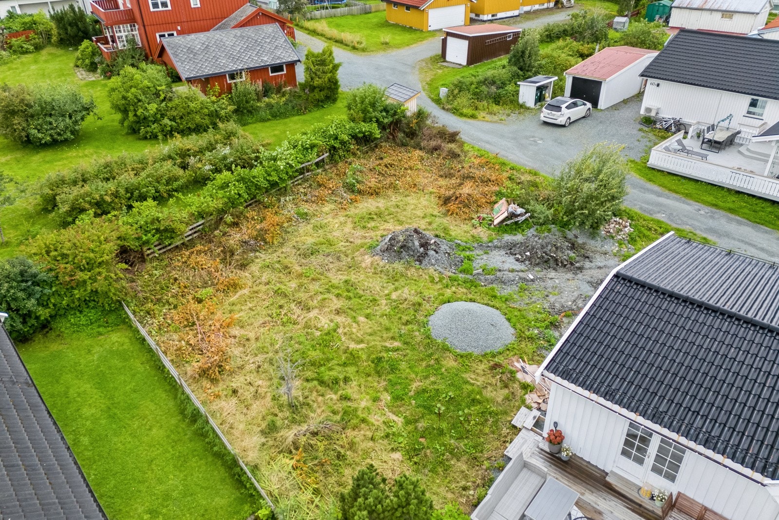 Tomt C/D måler 365 kvm, og rammetillatelsens tegninger viser enebolig over to etasjer med utleiedel og garasje. Galleribilde