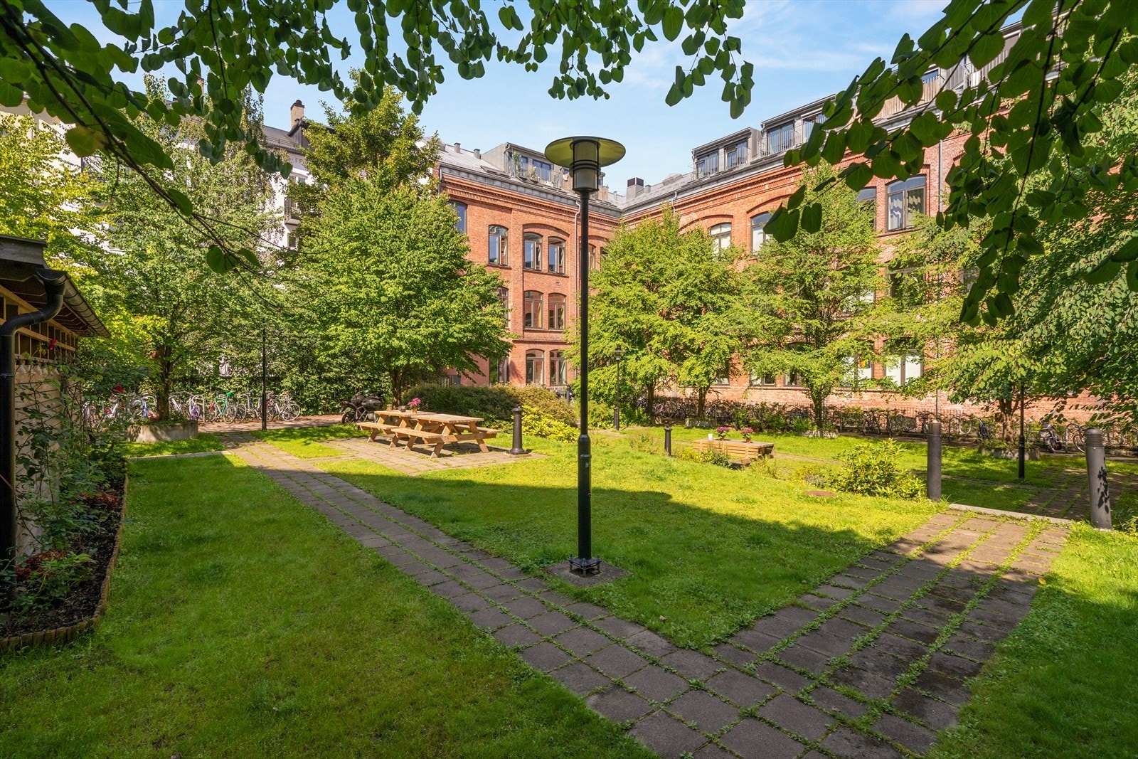 Meget delikat bakgård med flere sittegrupper man kan benytte seg av. Galleribilde