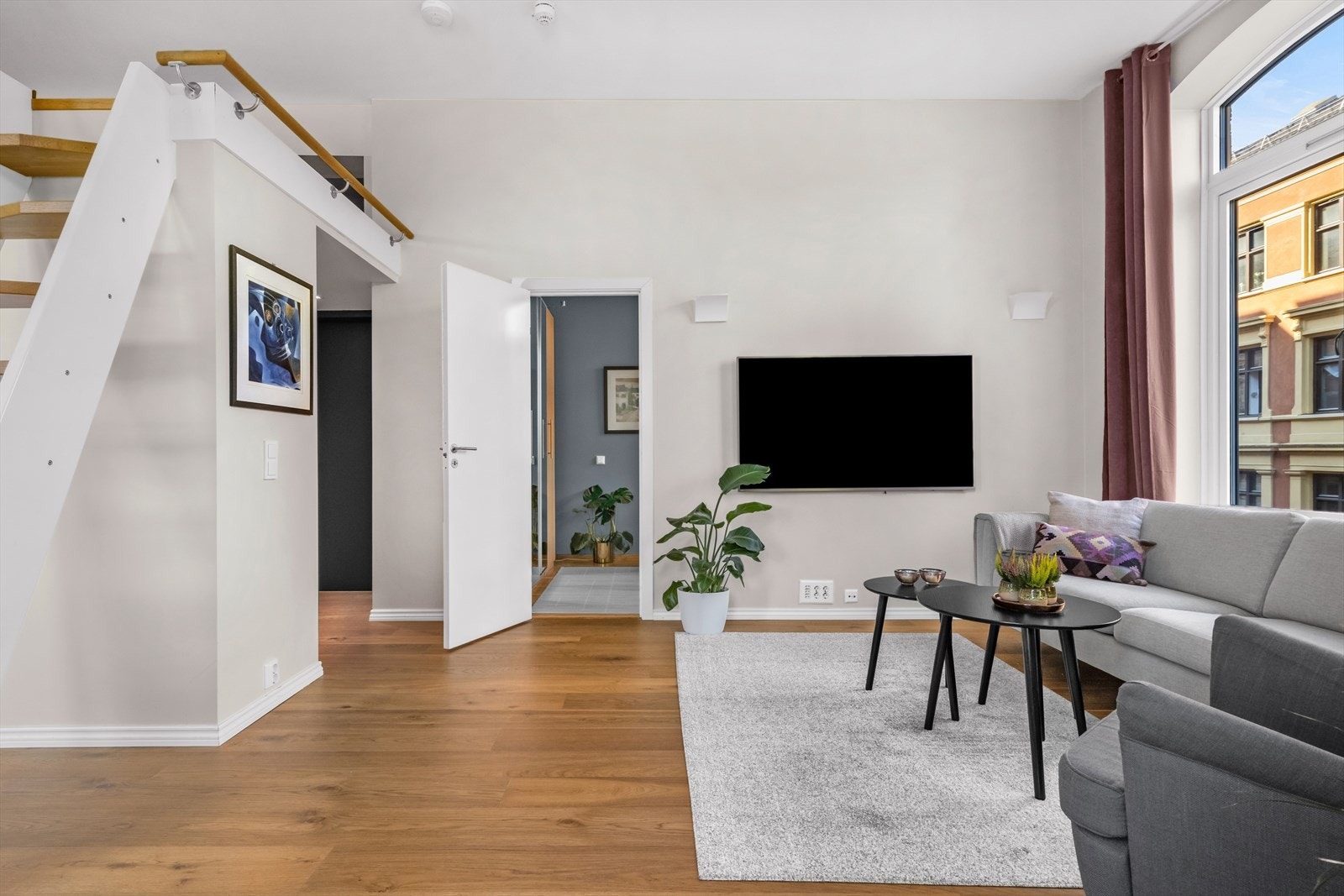 Stuen har store vindusflater som slipper inn rikelig mengder med naturlig lys inn i rommet. Galleribilde