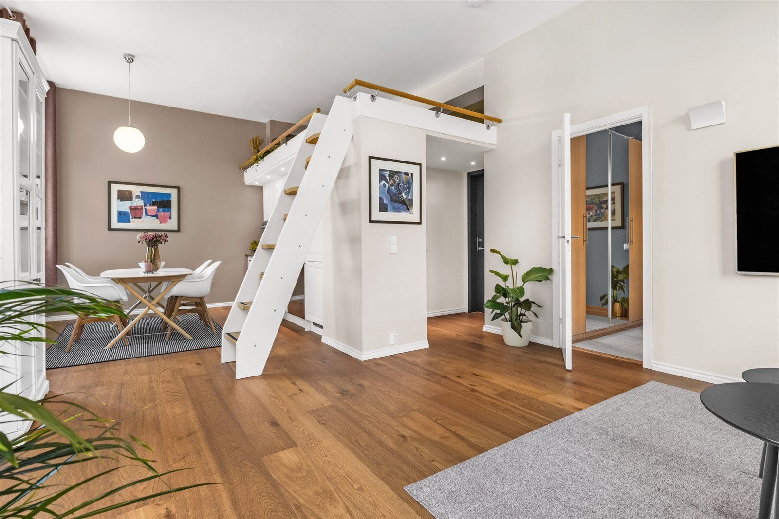 Lekkert parkettgulv i stuen med varmefolie fra 2019 Galleribilde