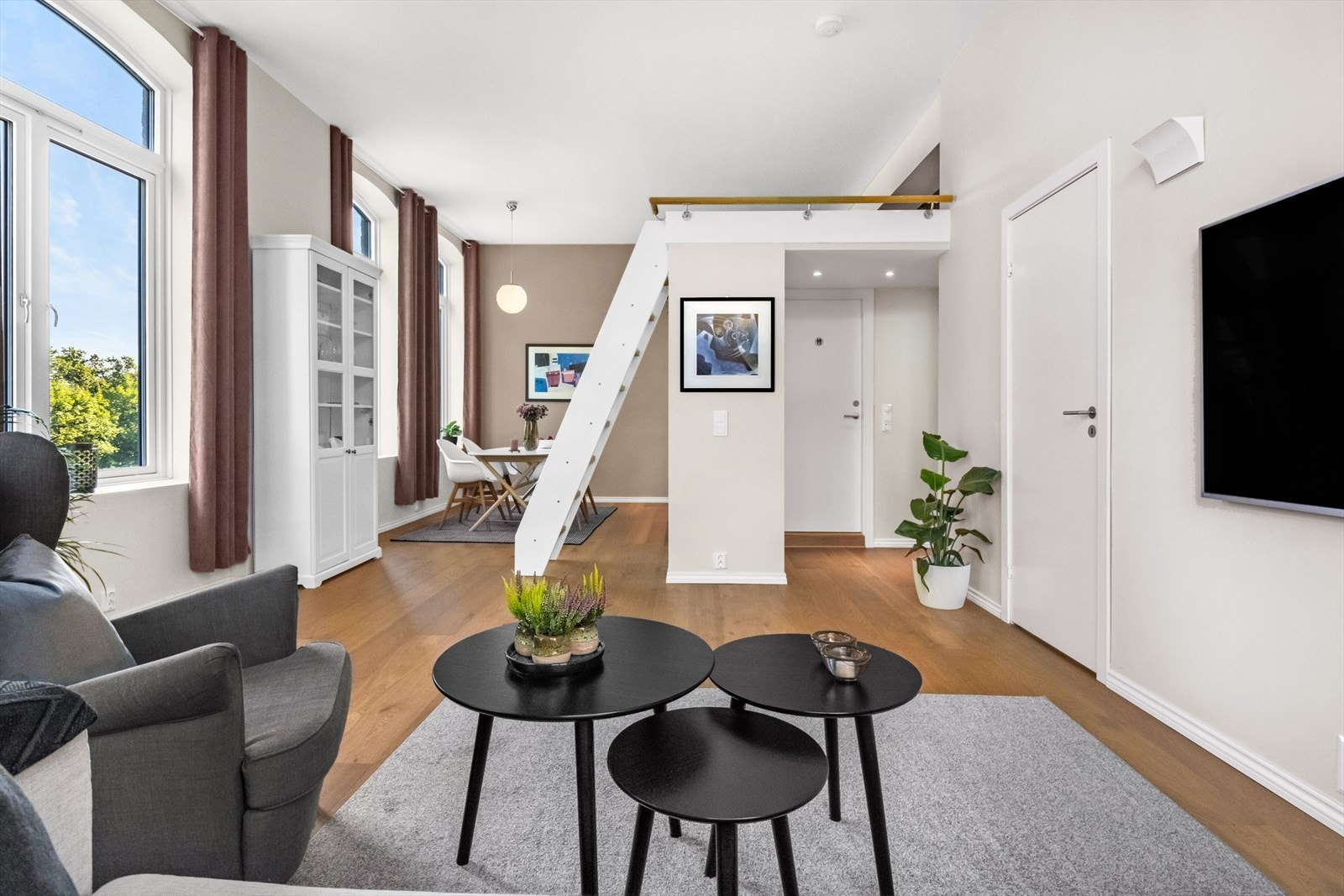 Stuen er av god størrelse og har derfor flere innredningsmuligheter. Galleribilde