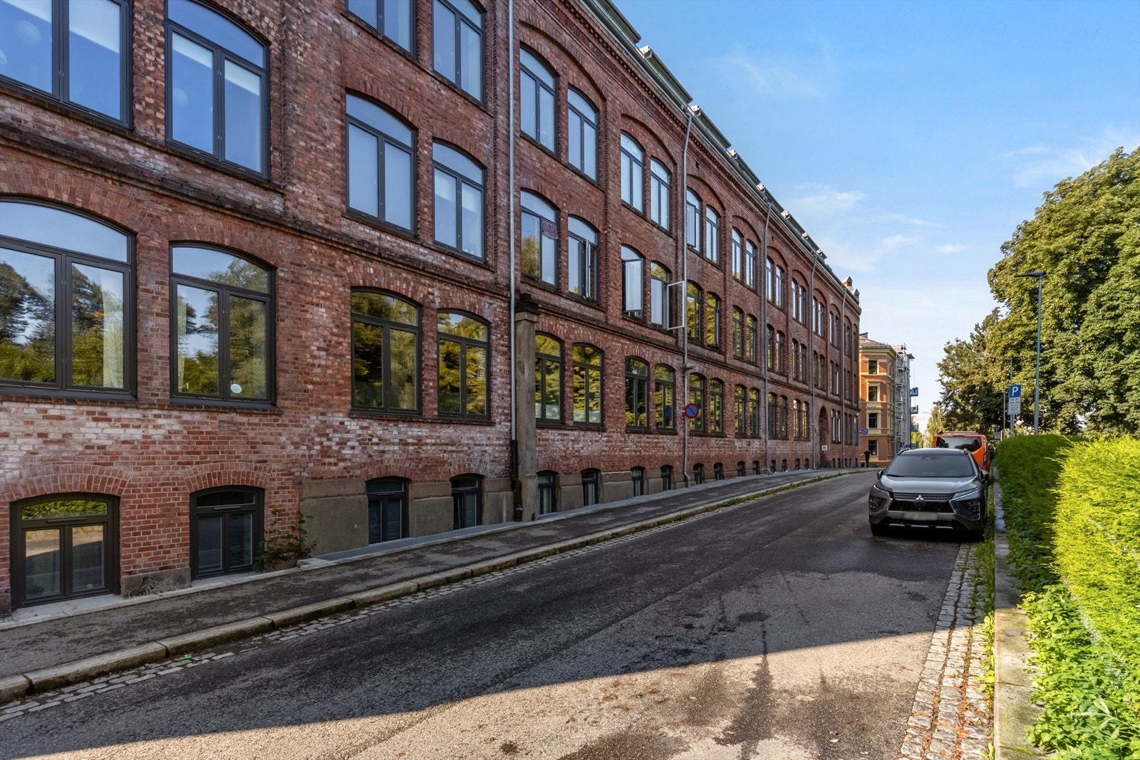 Her bor man sentralt, med nærhet til skoler, barnehager, offentlig transport, serveringssteder og daglige servicetilbud. Galleribilde