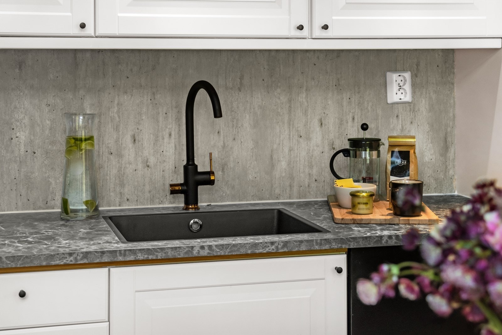 Kjøkkenet er utstyrt med platetopp, kum, ettgreps blandebatteri, ventilator, kjøl/fryseskap, ovn og oppvaskmaskin. Galleribilde