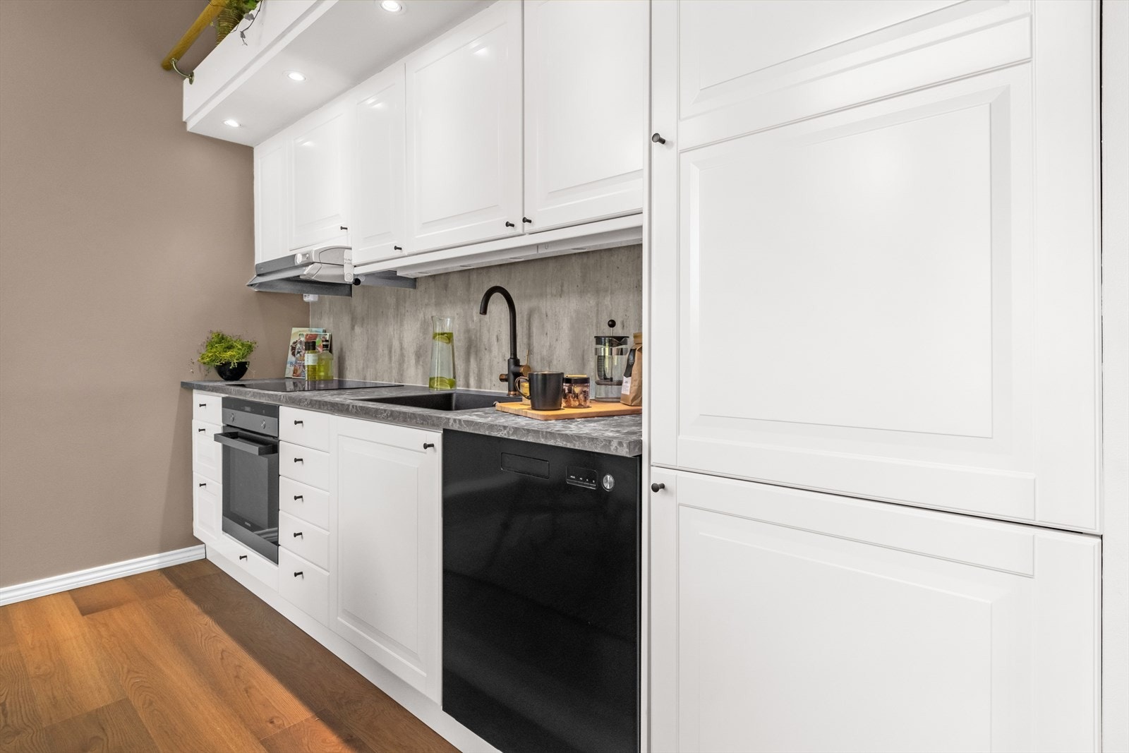 kjøkkeninnredning er med profilerte fronter og foliert benkeplate fra 2024 Galleribilde