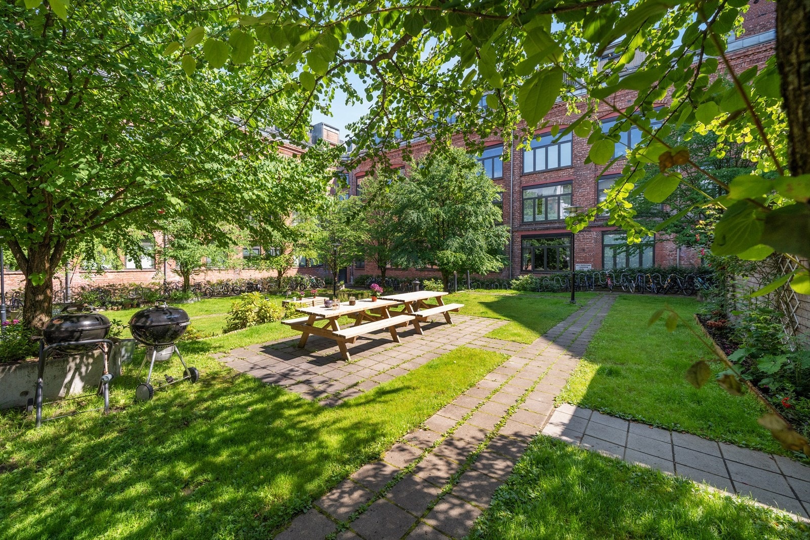 Her har andelseierne tilgang på hyggelige og pent opparbeidede fellesområder, hvor man kan grille og nyte varmere dager. Galleribilde