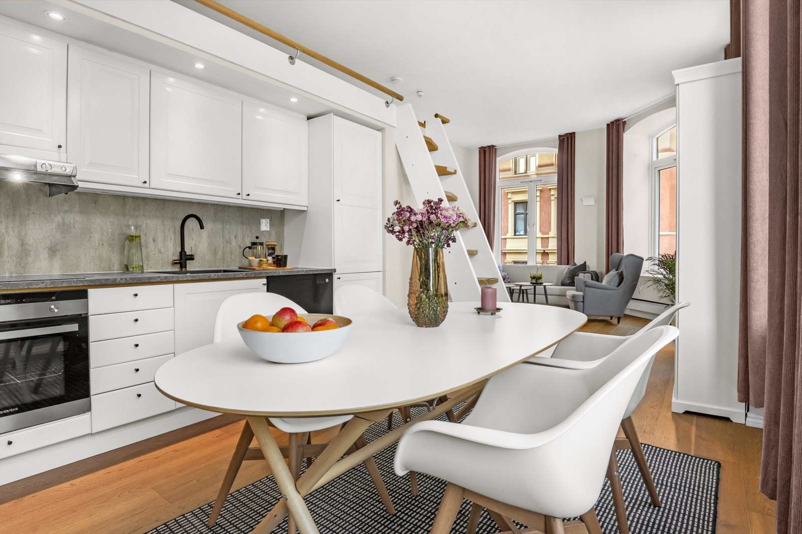 Leiligheten byr på en åpen stue-/kjøkkenløsning som skaper en sosial og luftig atmosfære. Galleribilde