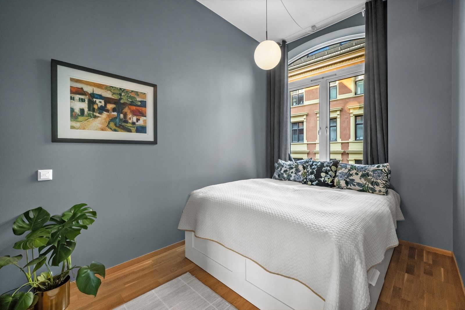 Delikat soverom malt i en lun og behagelig fargetone. Galleribilde