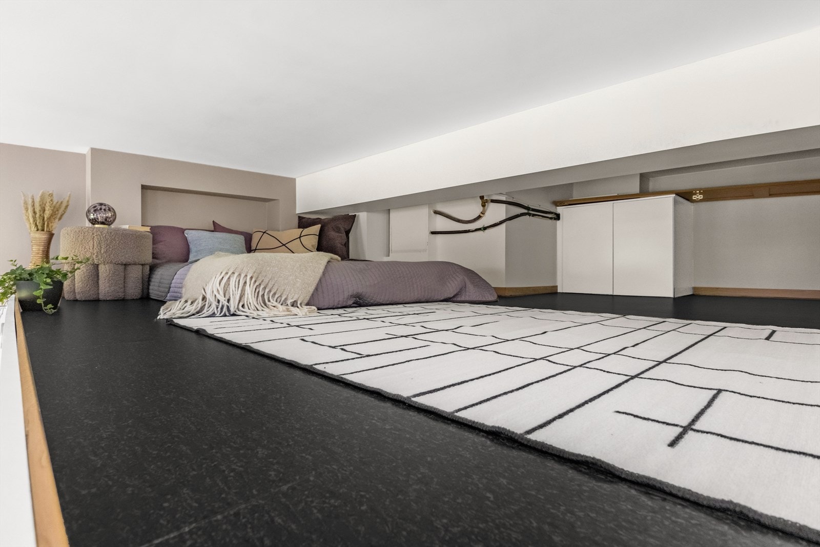 Hemsen er av god størrelse og kan utnyttes etter behov, her er det gode muligheter for lagring. Galleribilde