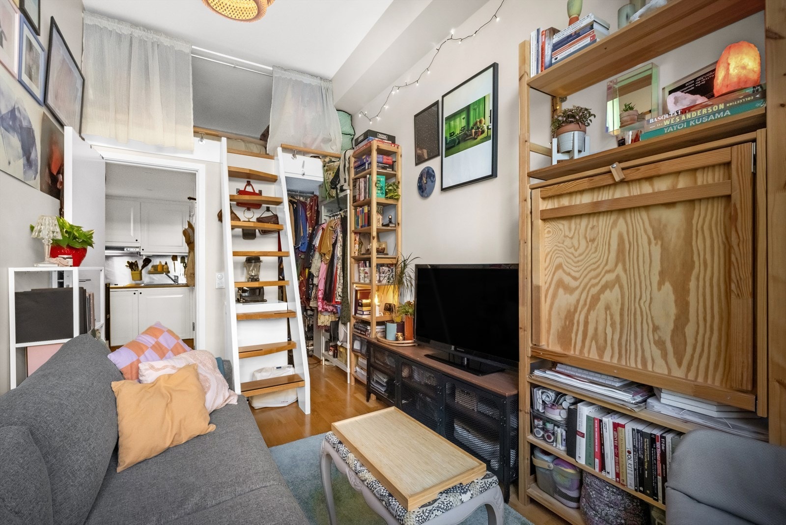 Hybelen har store vindusflater som slipper inn rikelig mengder med lys inn i leiligheten. Galleribilde