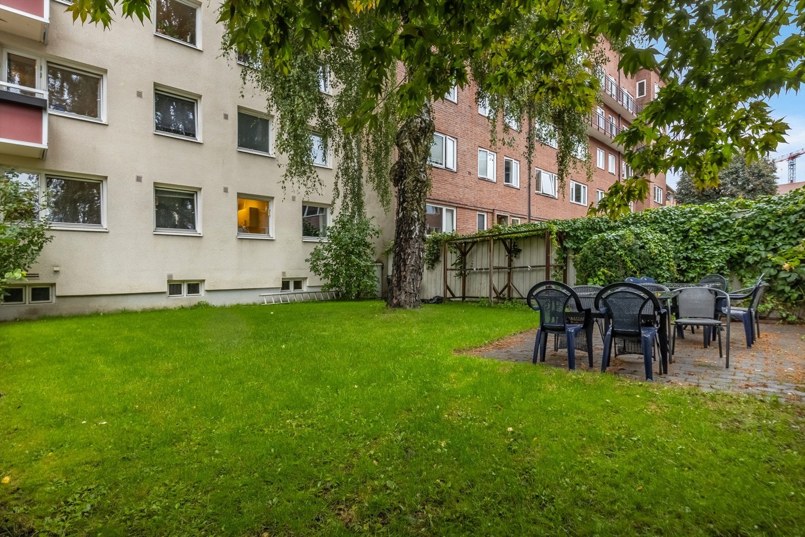 Svært hyggelig bakhage som kan bookes til hageselskaper og 17-maifrokoster. Galleribilde