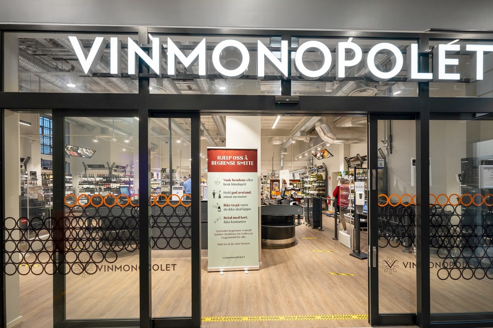 Vinmonopolet ligger lett tilgjengelig i Carl Berner-passasjen. Galleribilde