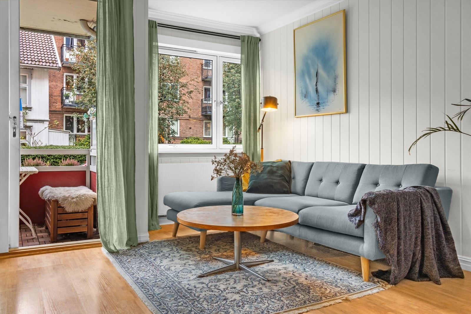 Stuen har flere innredningsmuligheter, med plass til hjørnesofa, tilhørende bord, tv-benk og annet ønskelig interiør. Galleribilde