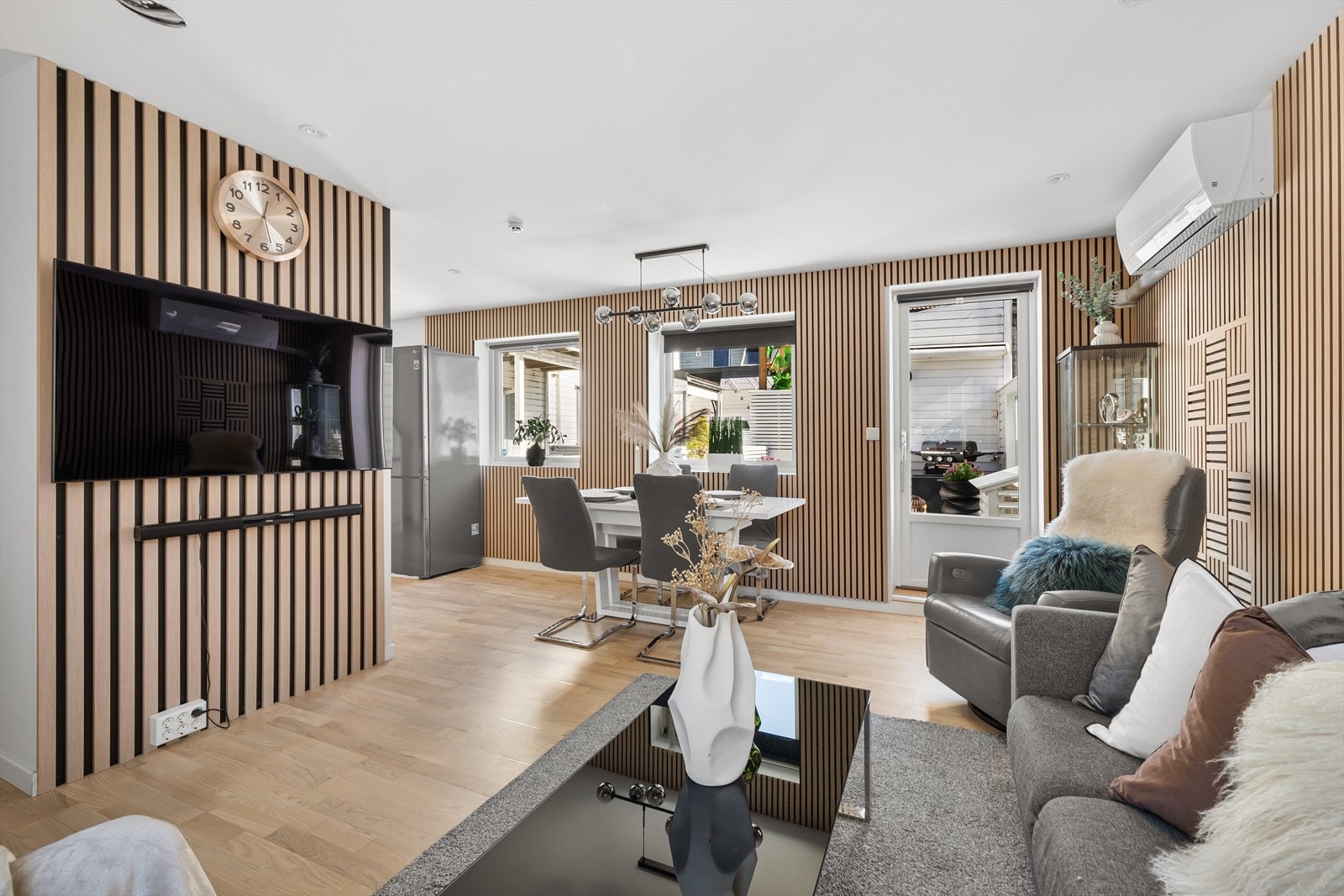 Denne boligen er langt fra en typisk leilighet - her får du en innholdsrik bolig over tre etasjer i tillegg til et romslig loft med gulvareal på 22 kvm. Galleribilde